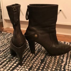 Vera Wang Brown Heeled Leatbet Boots - back zippe